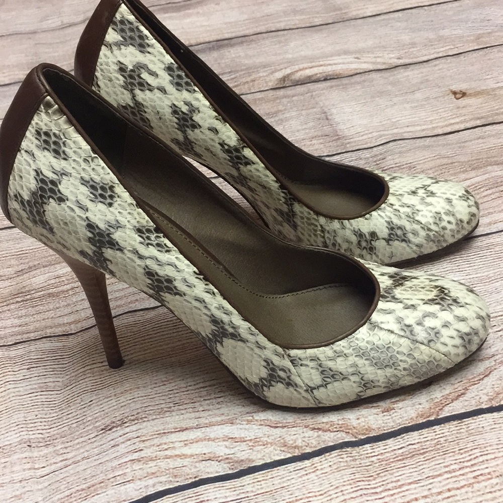 B Makowsky snakeskin leather pumps. 7 1/2 - Picture 4 of 6